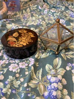 Antique jewelry box’s
