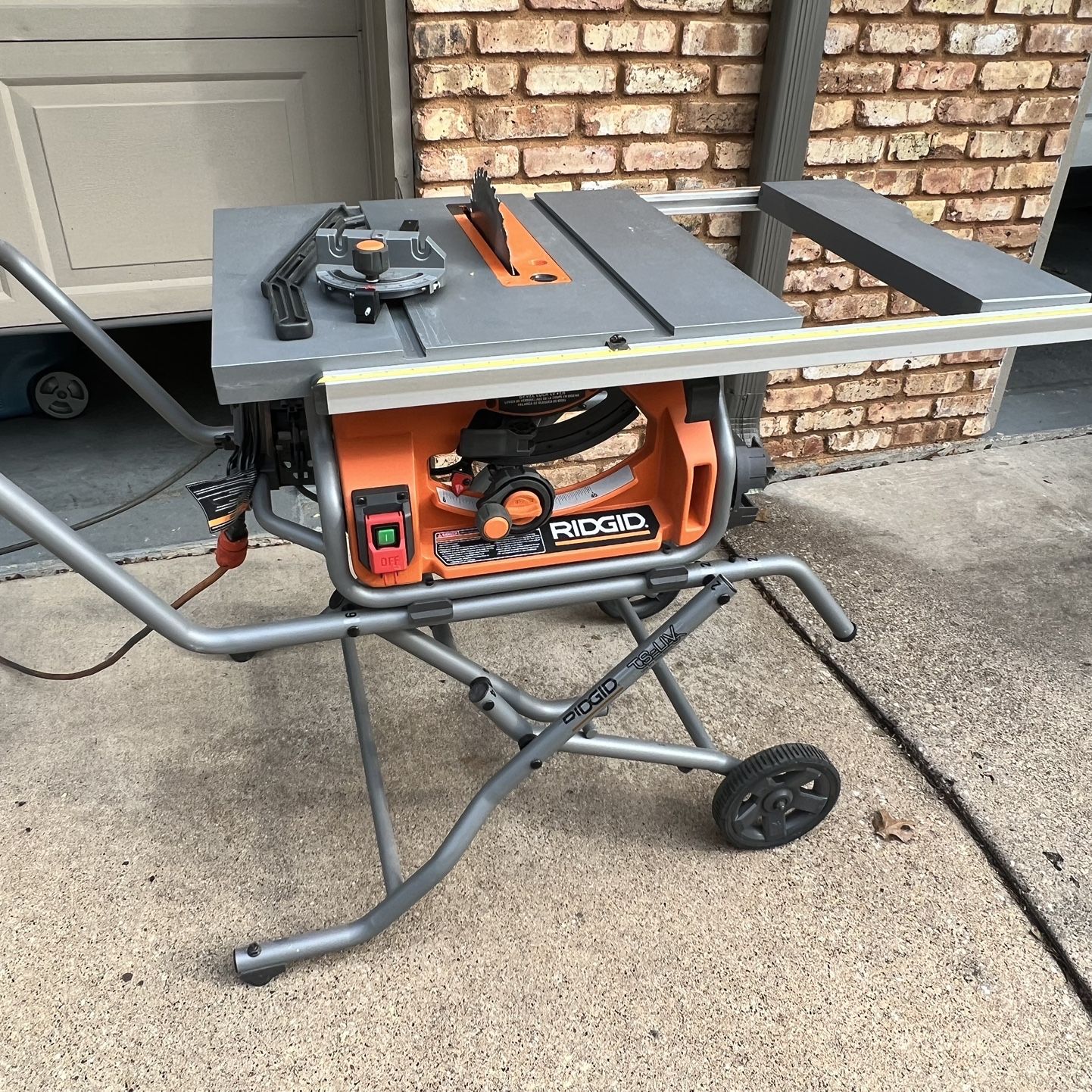 Ridgid 10in Pro Jobsite Table Saw w Rolling Stand. Missing