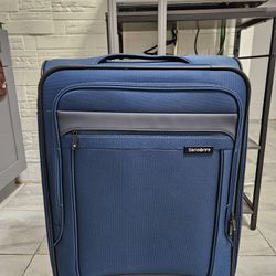 Samsonite X-Tralight Luggage w Spinner Wheels