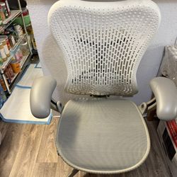 Herman Miller Mirra 1 Office Chair ( READ DESCRIPTION )