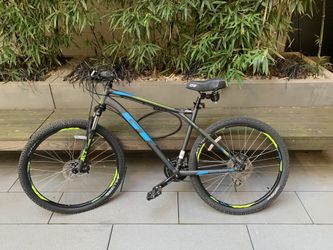 GT Men s Aggressor Pro Mountain Bike Matt Black w Blue and Lime