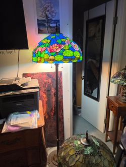 Stained GLASS TIFFANY STYLED TALL FLOOR LAMP, DARK WOOD BASE - MINT CONDITION