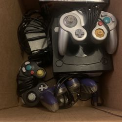 GameCube W/2 Games And 3 Controllers