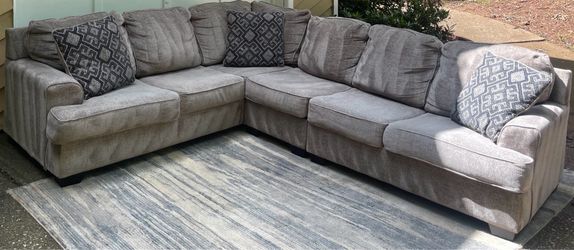 Ashley Furniture 3pc sectional and pillows