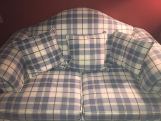 Broyhill couch (loveseat) with matching pillows.