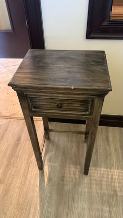 Solid Wood Accent Table / End Table with Drawer