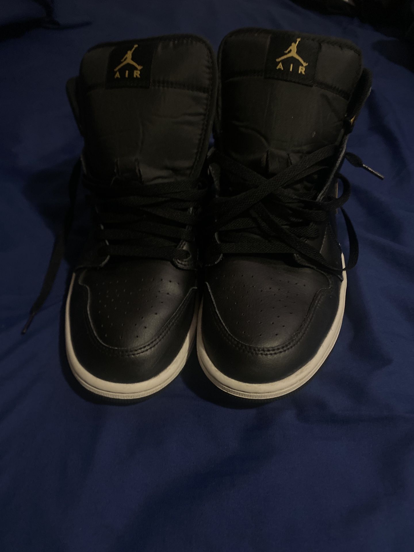 nike air jordan 1 mid black & metallic gold