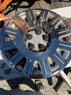 Ford Crown Victoria hubcaps 02-05