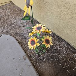 1 sun flower yard art