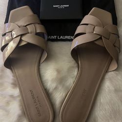 YSL Tribute Flat Sandals In Patent Leather 