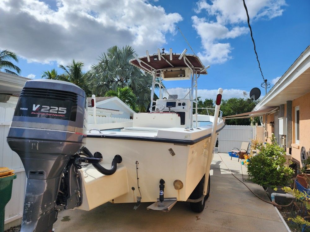 23' Maycraft  Boat whit 225 HP Yamaha 