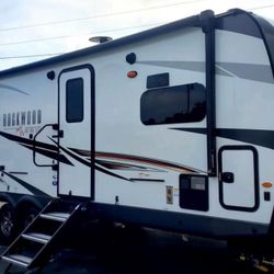 2022 Rockwood Ultra Lite 2608BS – Front Kitchen, Double Slides, Solar – Excellent Condition