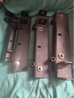 Metal plates for pipe rack