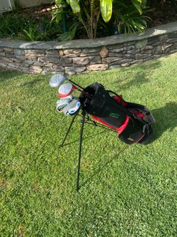 Gd. Cond. Juniors Complete 8 Golf Club Set W/ Bag