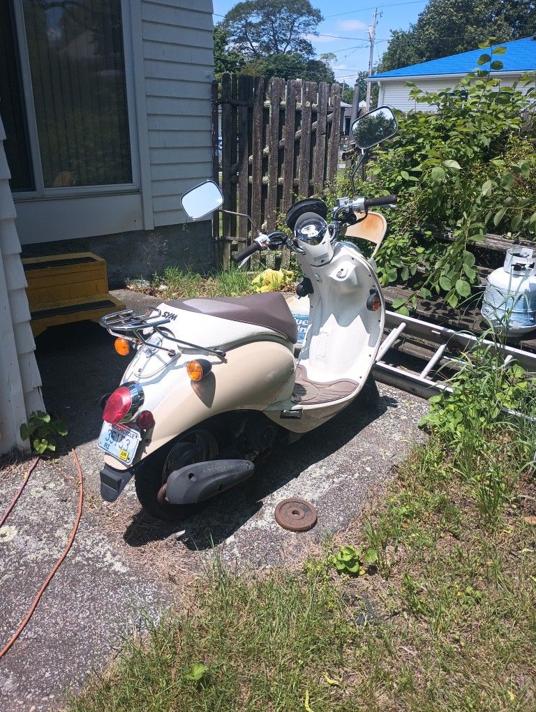 Sym Mio Model Holds 2 People No Paperwork But Can Be Registered 50cc Moter Fresh Oil Change Just Needs A Driver, 2009