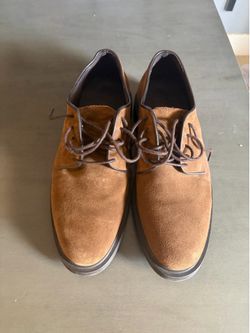 These brown suede MNG derby shoes feature a classic low-cut design with dark waxed laces.