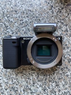Sony Alpkha Nex-5 14.2 MP Digital Camera (Black) it’s 18-55 mm zoom lens