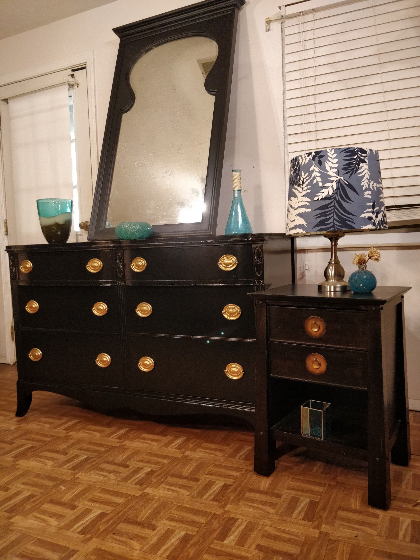 Nice antique black solid wood HUNTLEY FURNITURE dresser with big mirror & night stand in good condition, all drawers working,