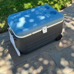 Igloo Cooler With Wheels. 