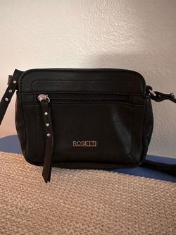 Small black handbag. Cartera color negro.