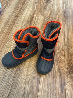 Kids size 11 super cozy winter boots. Waterproof, comfy and warm!