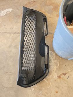 2017 TO 2019 TOYOTA COROLLA XSE OEM LOWER GRILLE