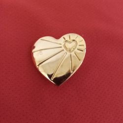 Vintage Old THE VARITY CLUB Golden Tone Heart Pin / Brooch