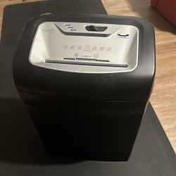 Staples paper shredder