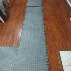 30 pieces of interlocking Fom Mats grey Color,,30 Piezas De pisosarmable de 24  X 24 cada uno   $ 40 por Todo 