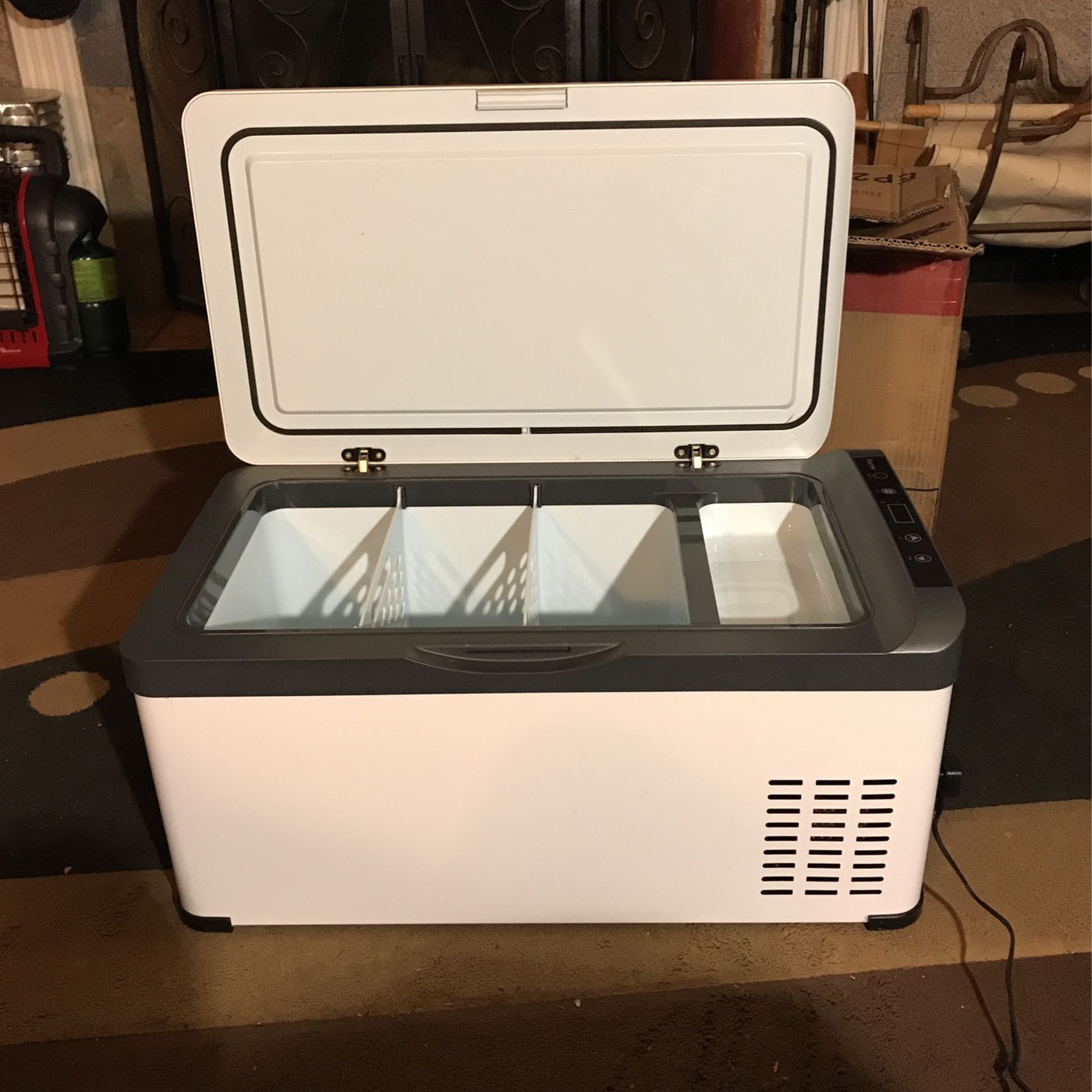 12 V/110 V mini compressor fridge/freezer cooler