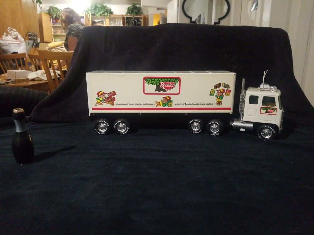 VINTAGE NYLINT GMC KEEBLER TOY SEMI TRUCK 18 WHEELER