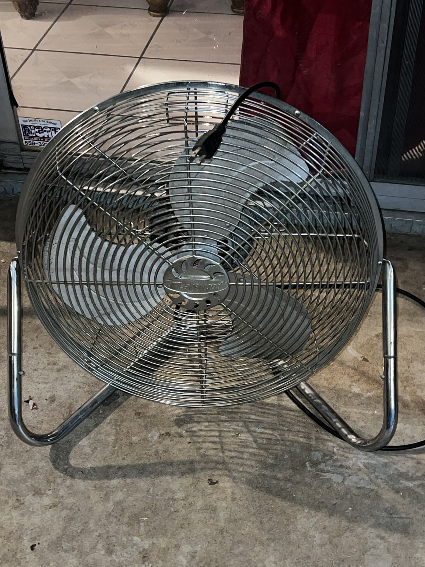 Ventilador industrial con tres velocidades de aluminio sus aspas son de fierro tiene la misma fuerza que un grande