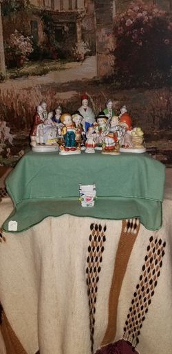 FIGURINES