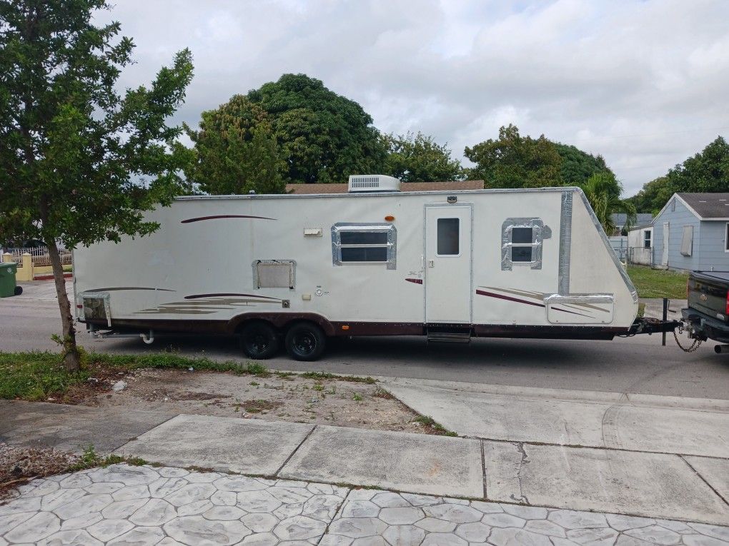 33ft TRAVEL TRAILER ( TITLE IN HAND) BEST OFFER for Sale in Miami, FL ...