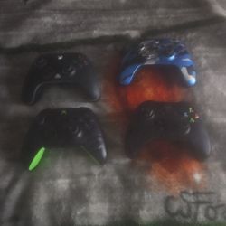 4 Xbox controllers