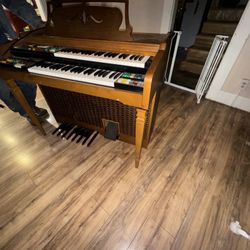 Lowrey TLOKS-25 Holiday W Genie 1973 Electric Organ 