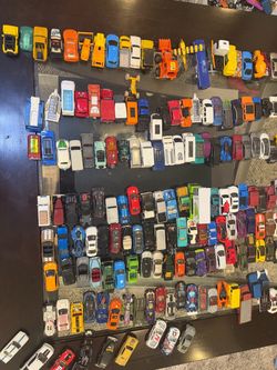 More than 300 small size hot-wheels and matchbox cars