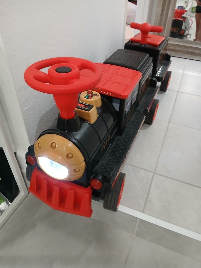 Powered 3 Seater Train And Tender 175lb Weight Capacity
