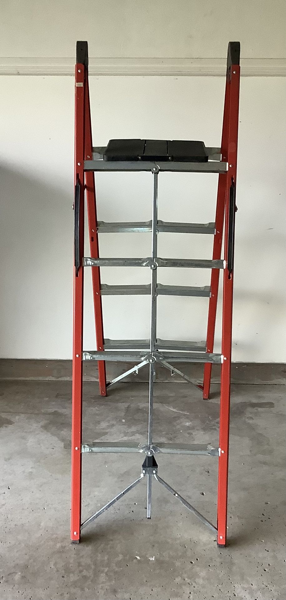 Brevet International Red Metal Ladder