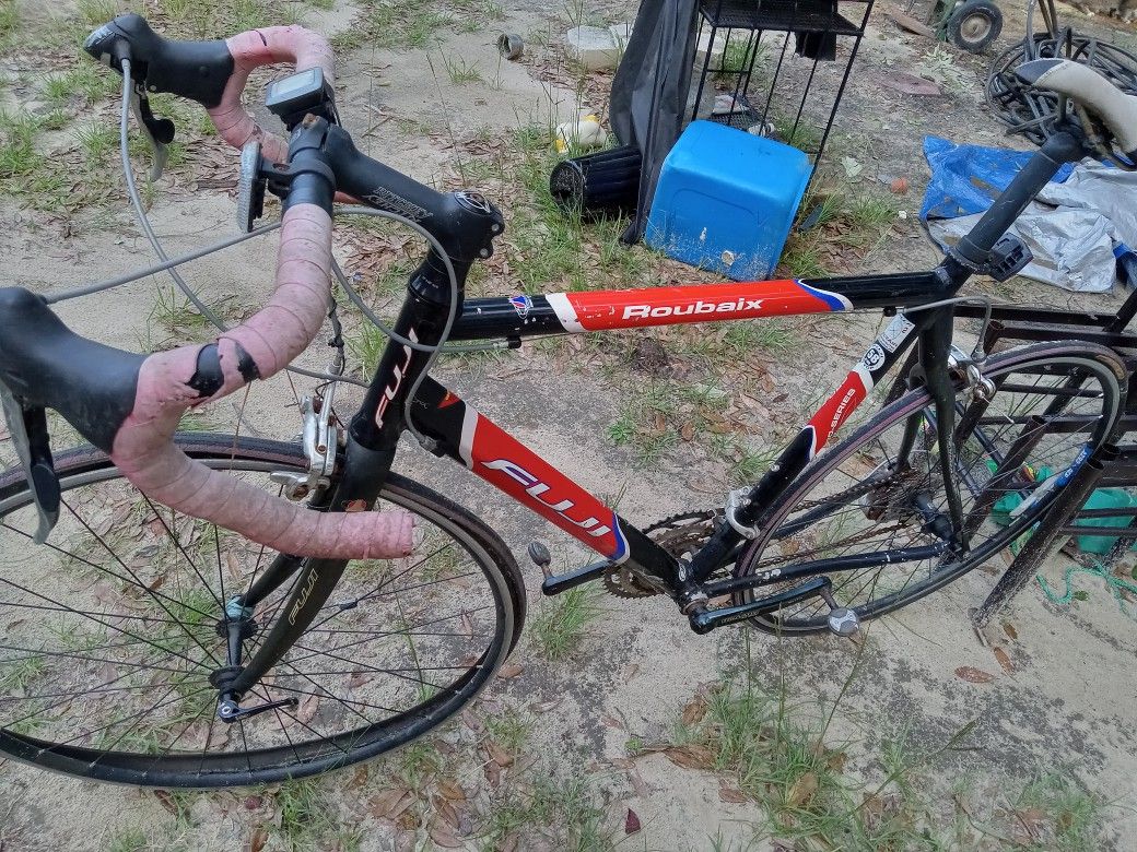 Fuji Roubaix Pro Red/Black Road Bike, Shimano 105 Ultegra, Mavic Hubs,58cm Frame