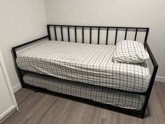 Hurry up and buy!!! Day bed with trundle (two twins)