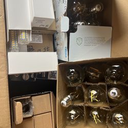 A box with light bulbs of different sizes of more than 50 pieces.