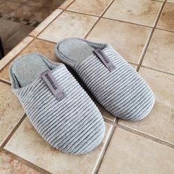 Slippers Women Size 7 ( Bombas)