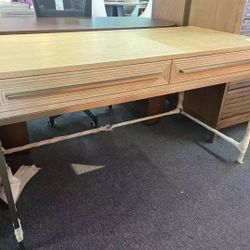 Desk ，$560