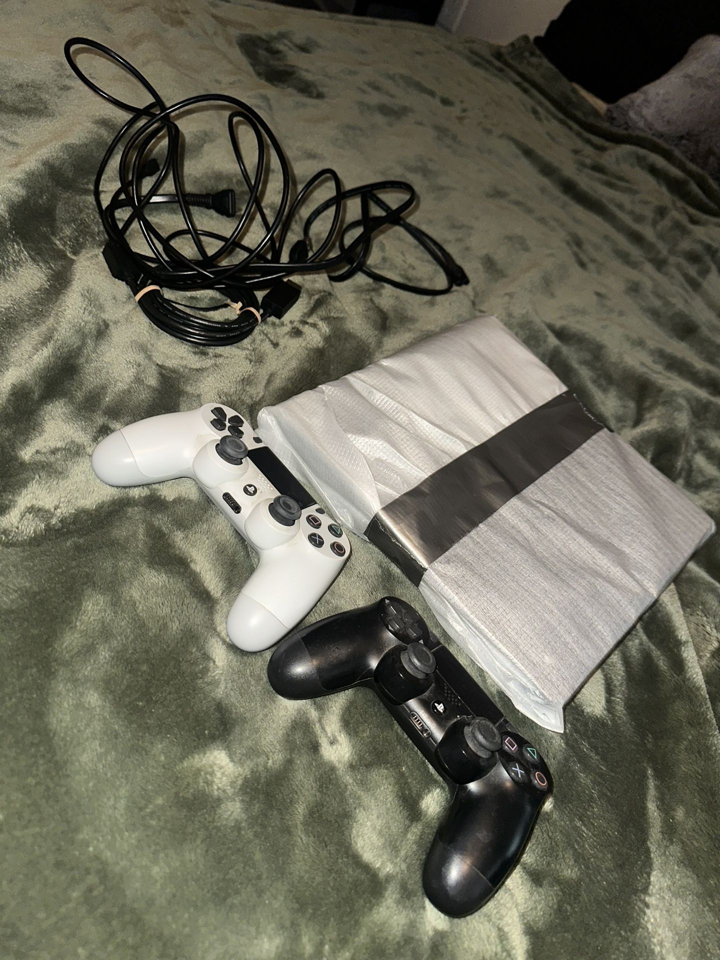 PS4 + 2 Controllers