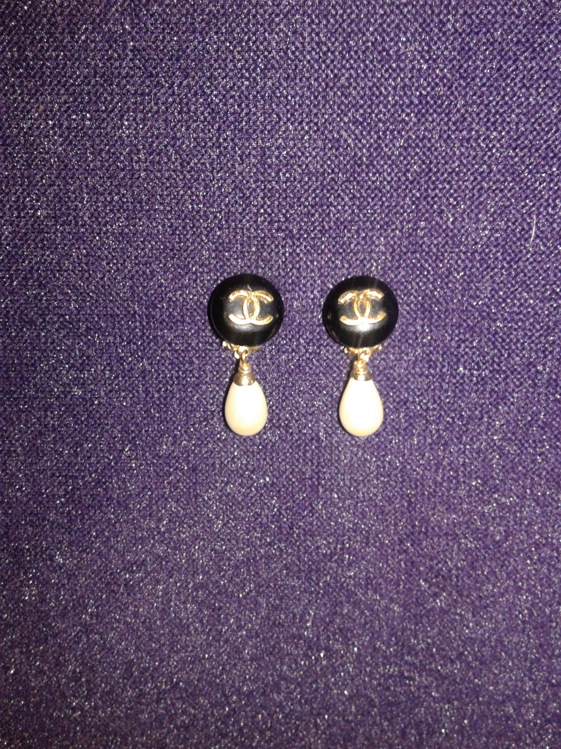 Nøjagtighed tag et billede vulgaritet Vintage Chanel Black Pearl drop earrings $100 for quick sale for Sale in  Davis, CA - OfferUp