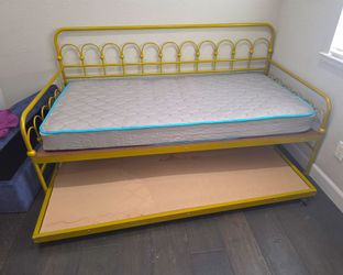 Daybed with trundle