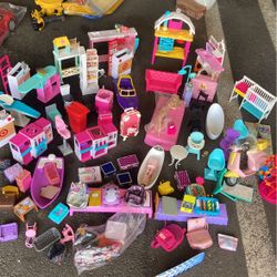 lot of accessories for barbie dolls