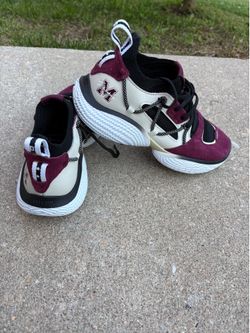 Brand new. Unisex basketball shoes. Under Armour Steph Curry.