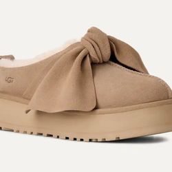 UGG Platform Slip-On Size 6,7,8